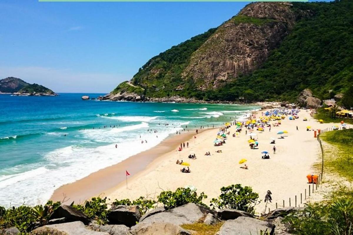 un gruppo di persone su una spiaggia vicino all'oceano