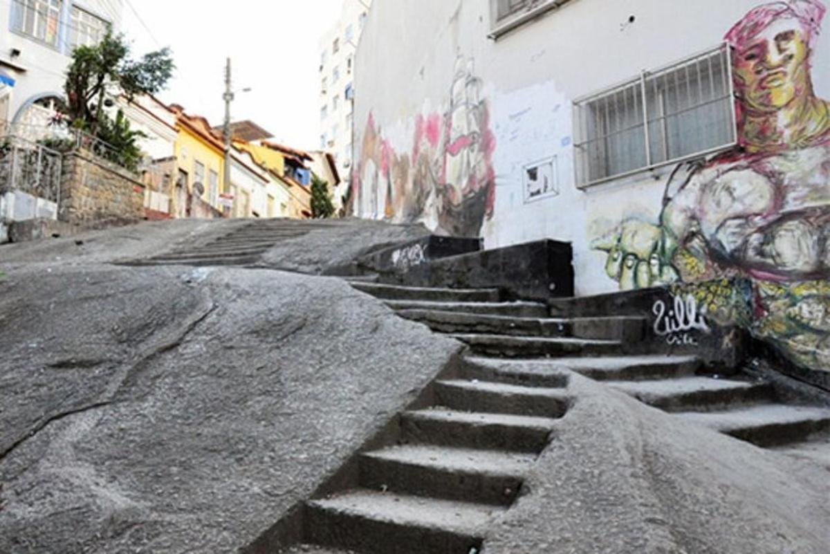 un grup de scări cu graffiti pe lateralul unei clădiri