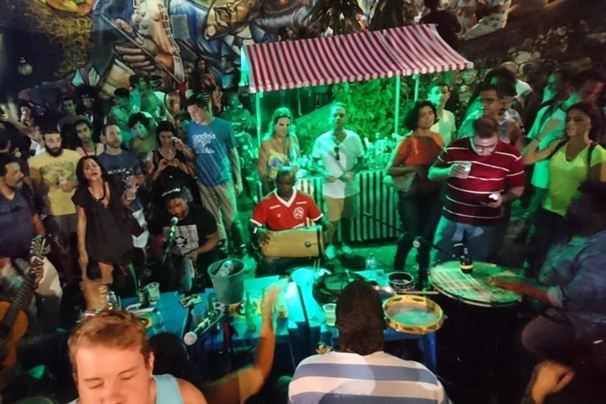 množica ljudi, ki stojijo v množici na zabavi