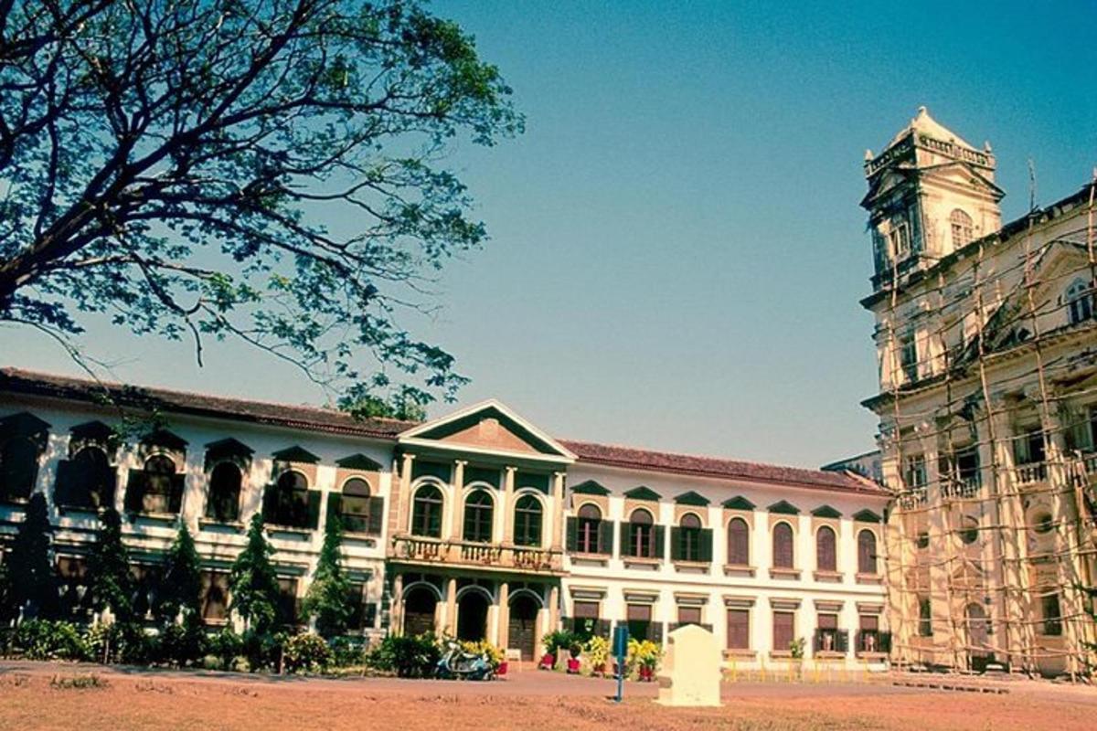 um grande edifício com uma torre do relógio no topo
