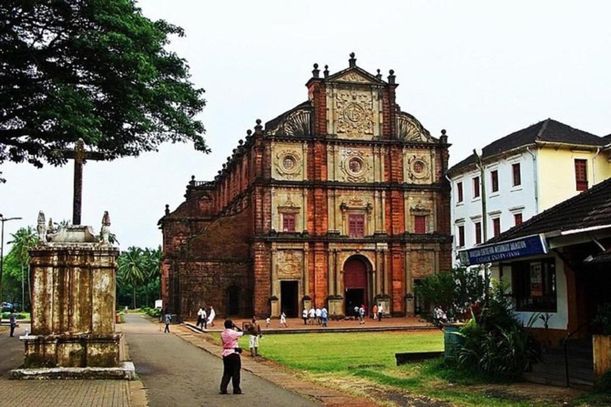 um prédio antigo com uma torre do relógio na frente