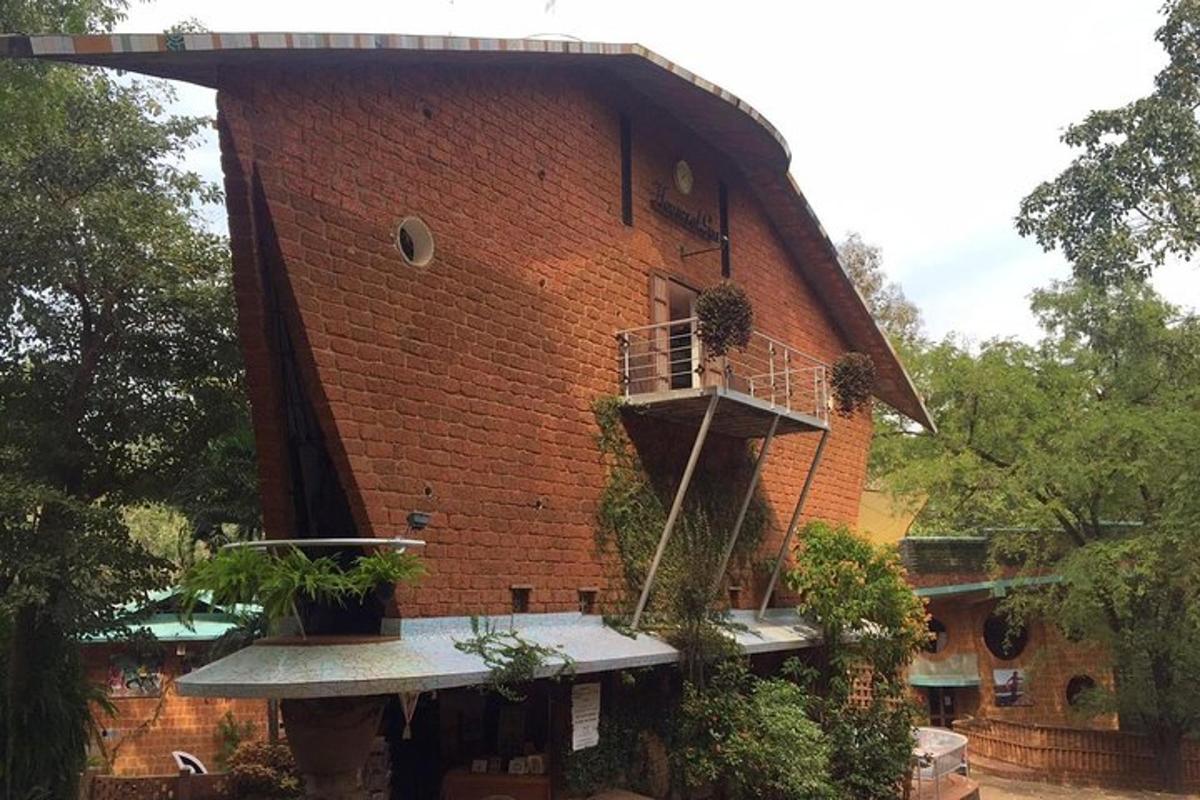 um grande edifício de tijolos com uma varanda
