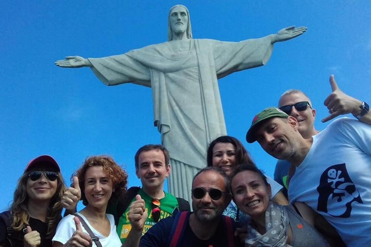 Un grupo de personas posando frente a la estatua del Cristo Redentor
