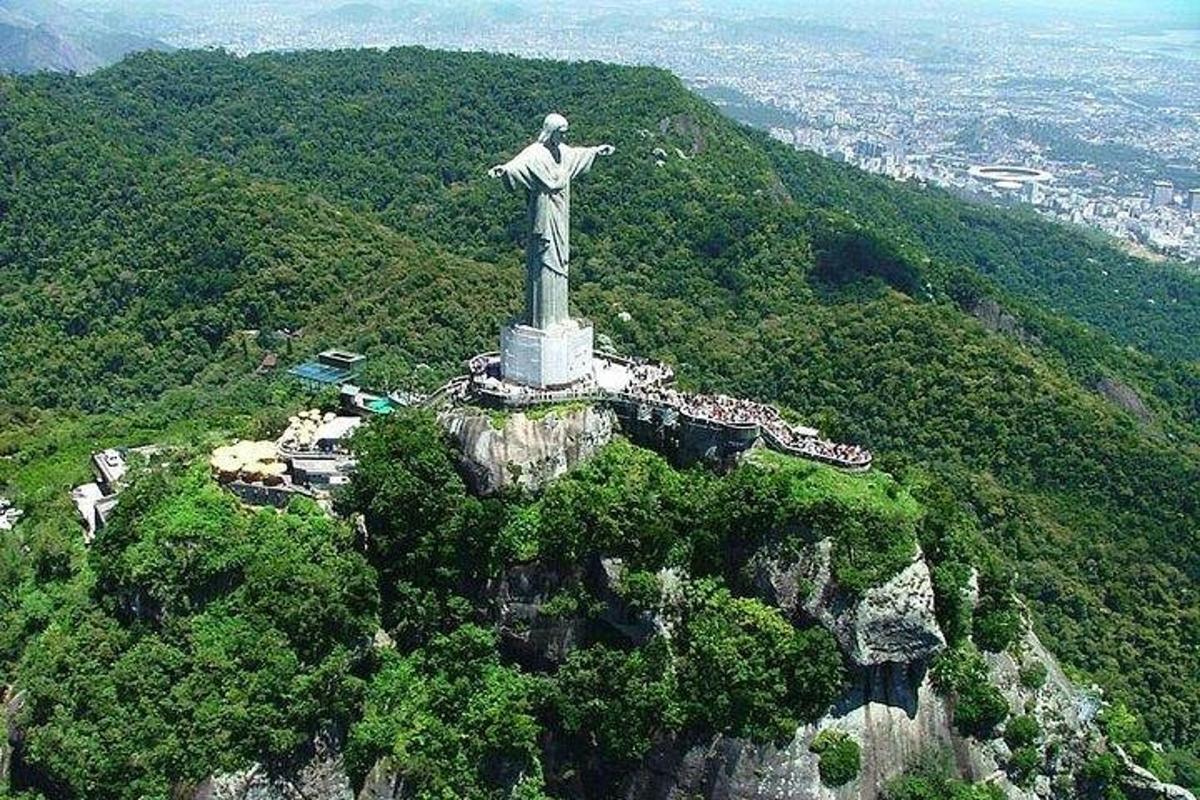 una estatua de Cristo Redentor en la cima de una montaña