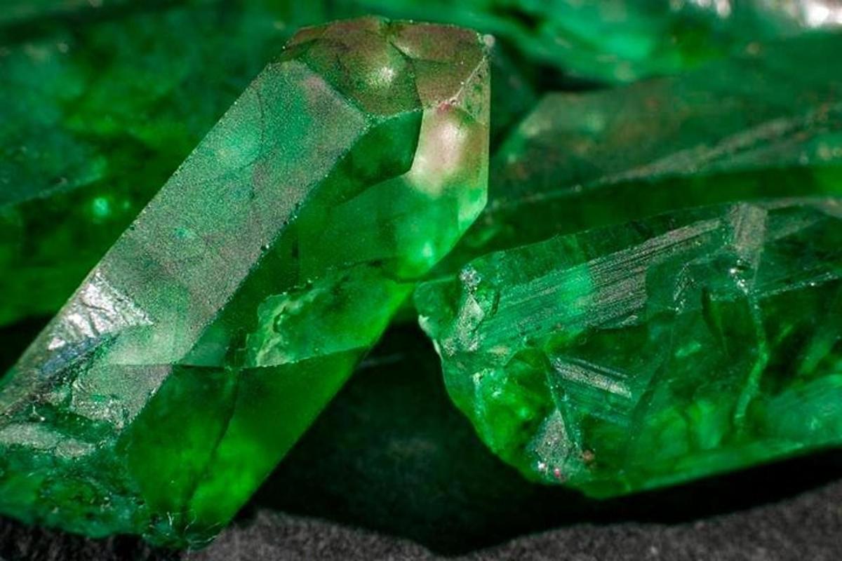 uma pedra preciosa verde em cima de uma mesa