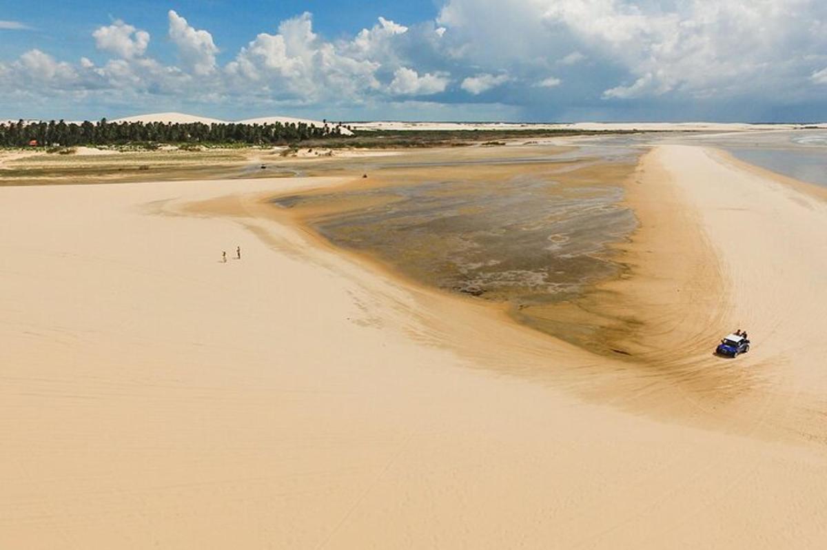 bot di atas pasir di pantai