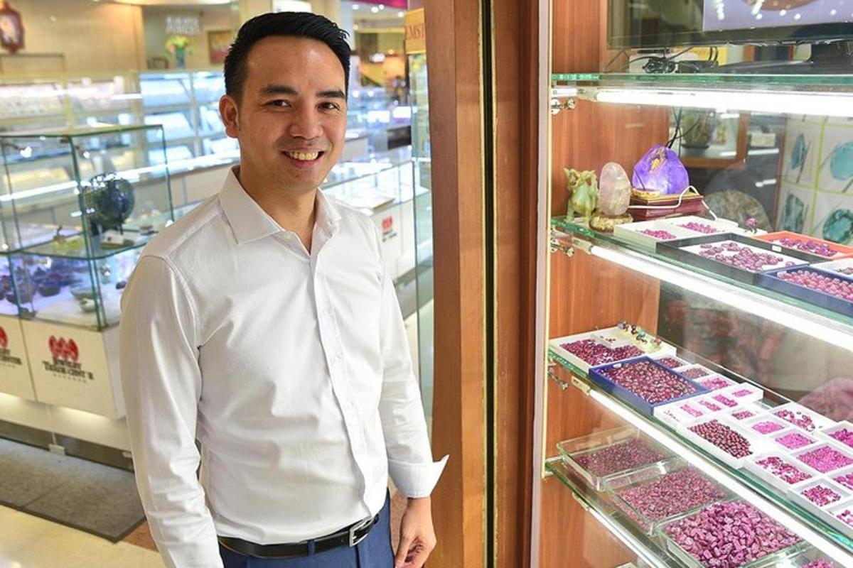 um homem parado em frente a uma exposição de comida