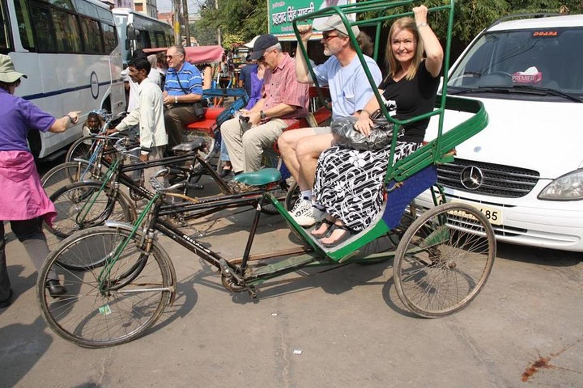 un grup de persones que viatgen en un rickshaw tirat per una bicicleta
