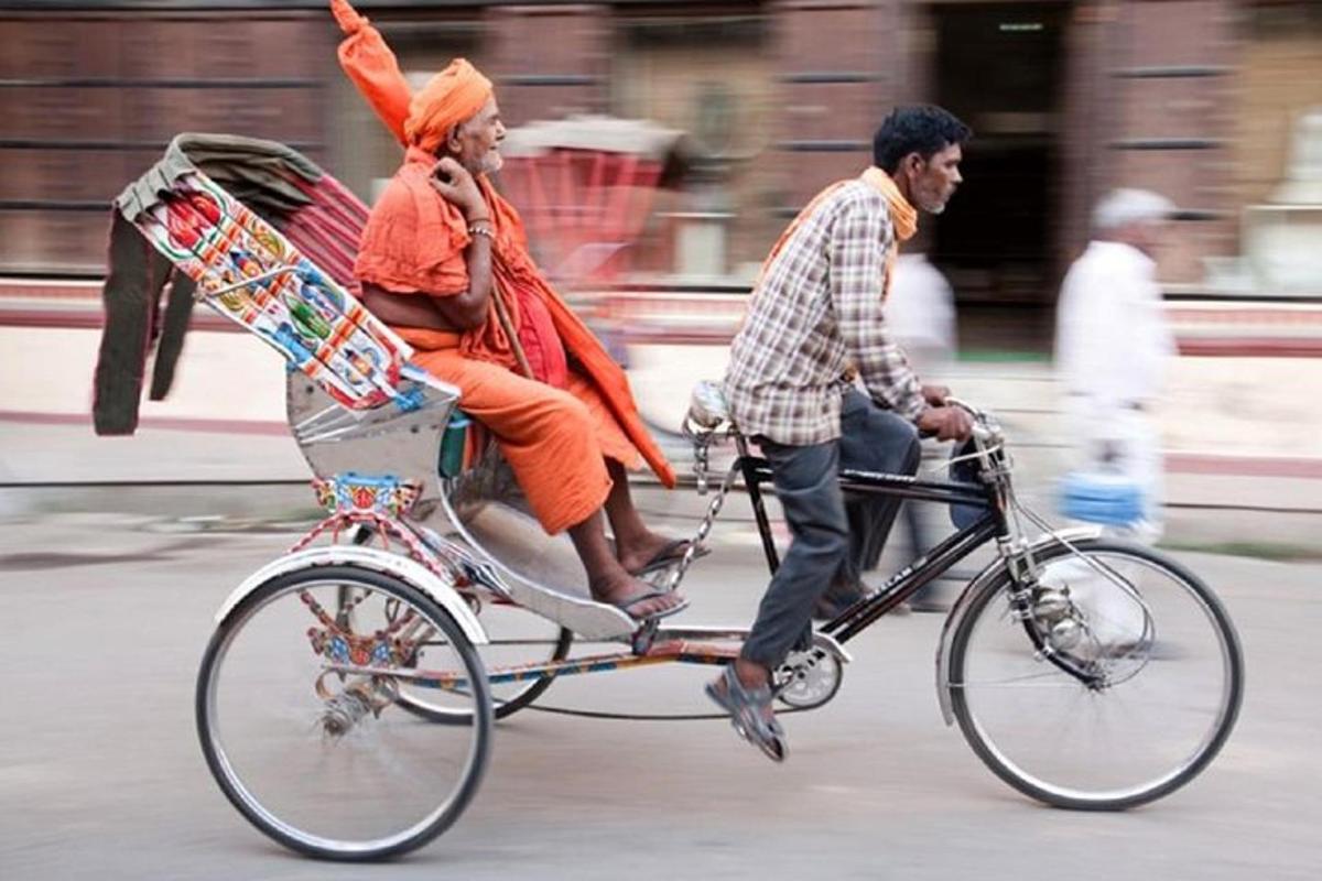 un home i una dona anant en bicicleta