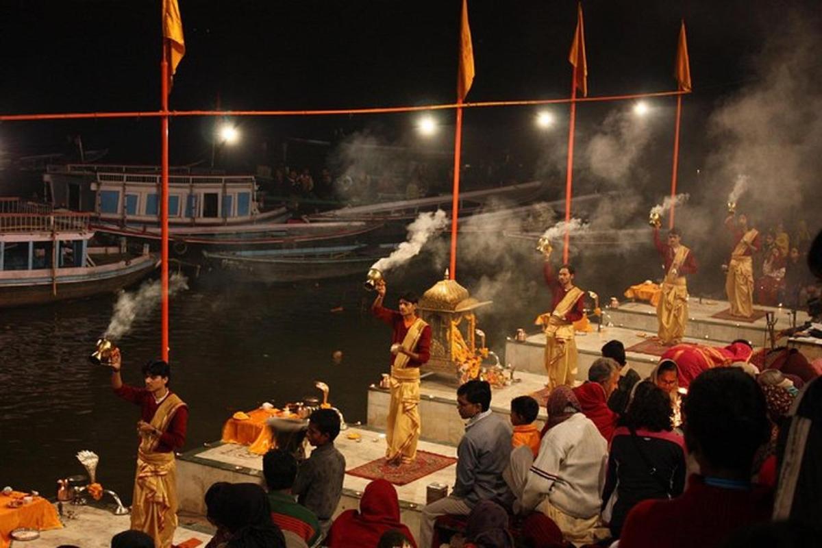 un grup de persones mirant un espectacle vora l'aigua