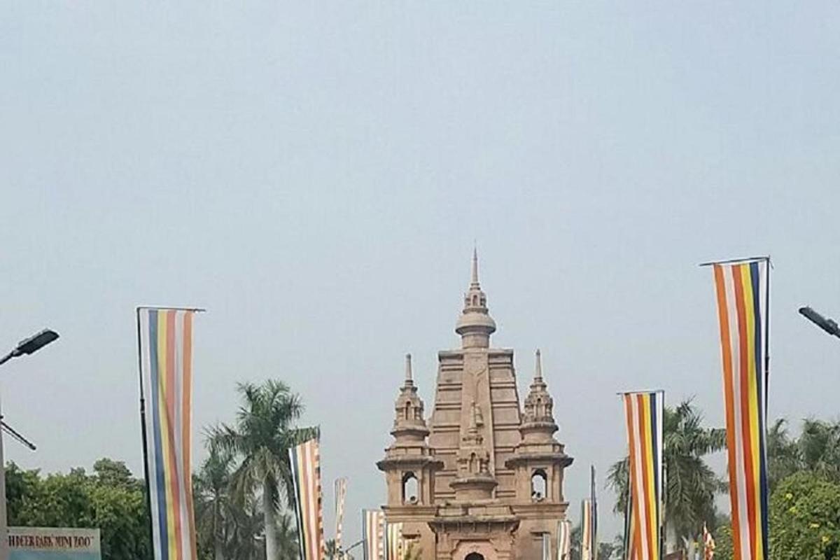 bangunan tinggi dengan menara jam di hadapan