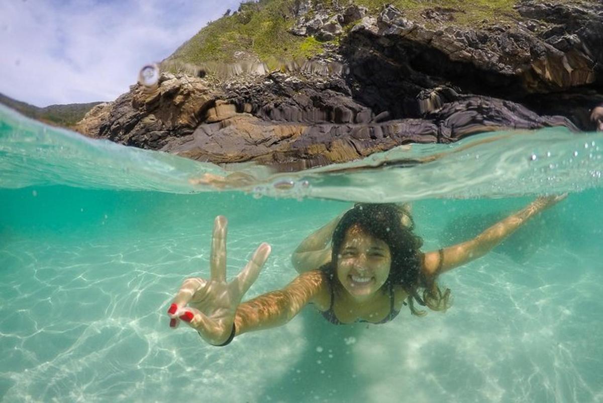 uma mulher está nadando na água