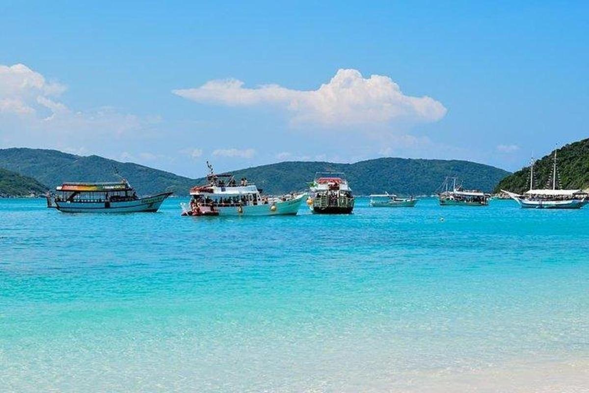 um grupo de barcos na água em uma praia