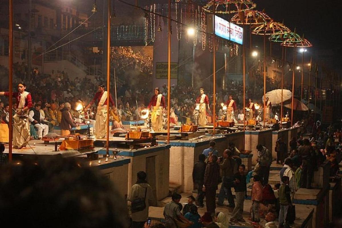 sekumpulan besar orang menonton pertunjukan pada waktu malam