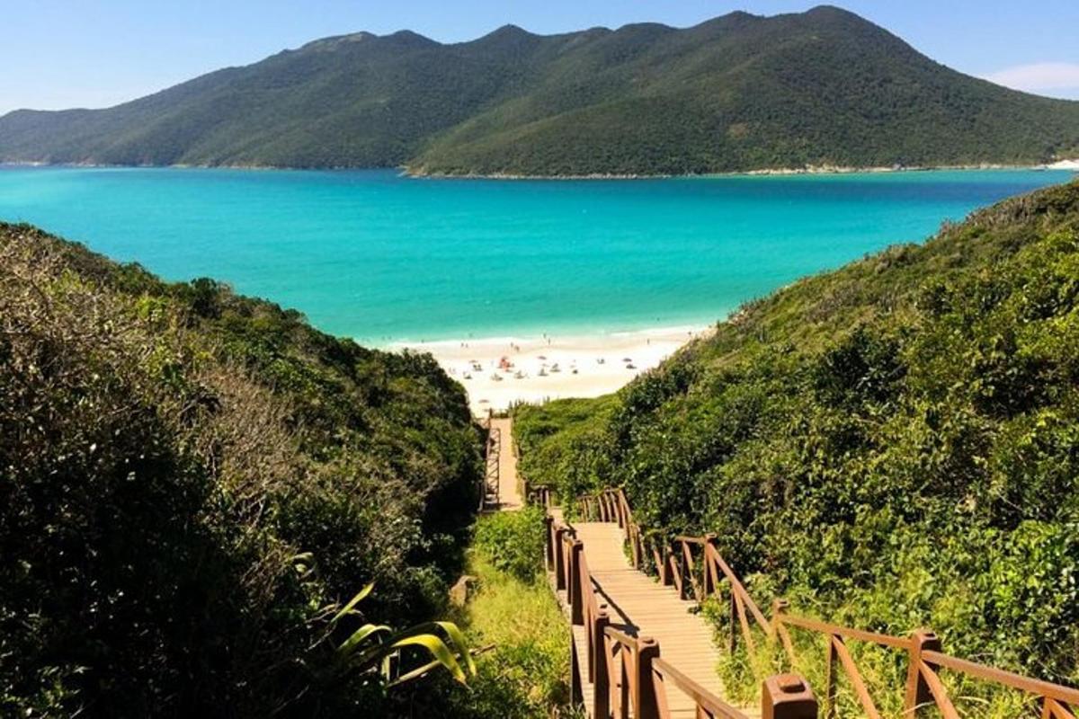 um calçadão que leva a uma praia com montanhas