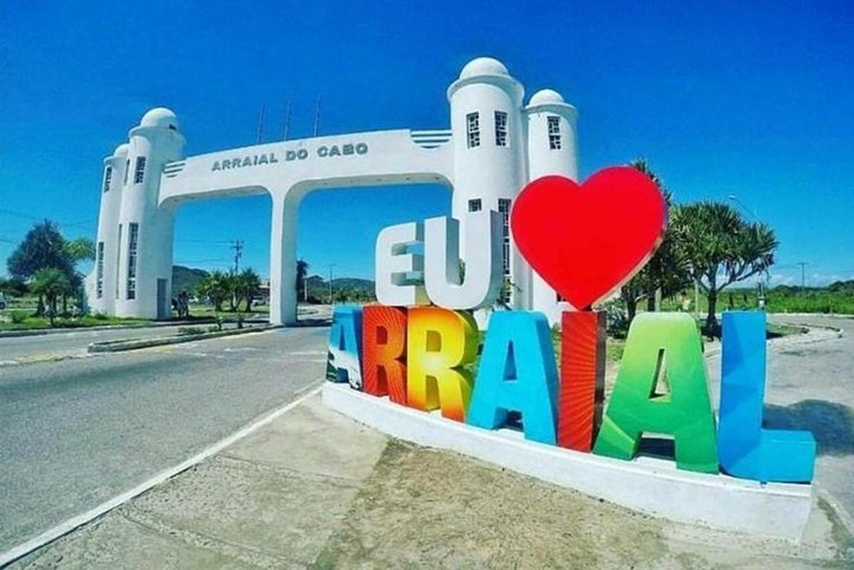 Un cartel delante de un edificio con un corazón rojo.