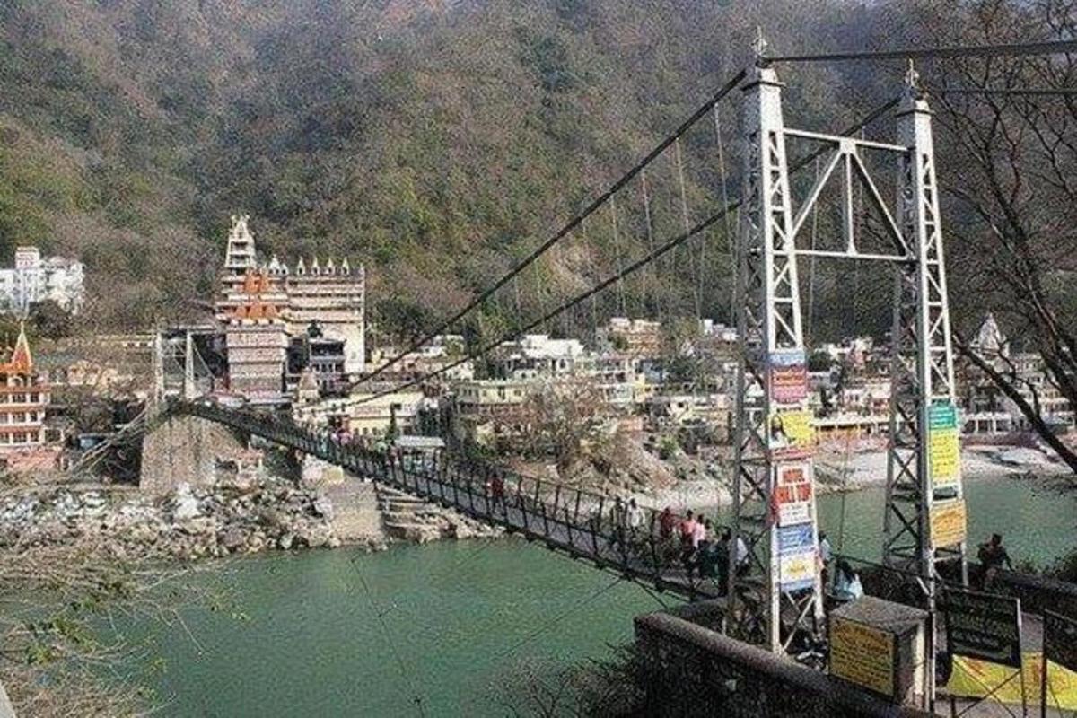 jambatan di atas sungai dengan orang berjalan di atasnya
