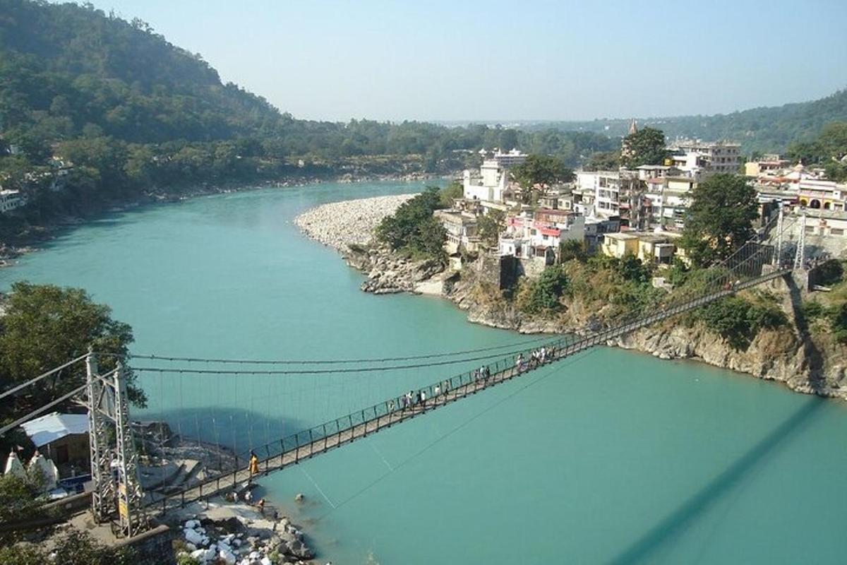 jambatan di atas sungai di sebelah bandar