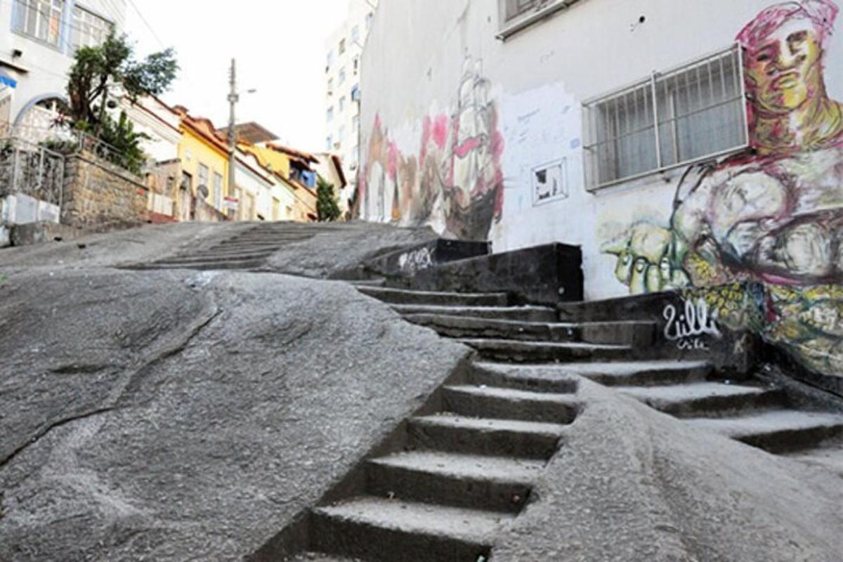 skupina schodů s graffiti na boku budovy