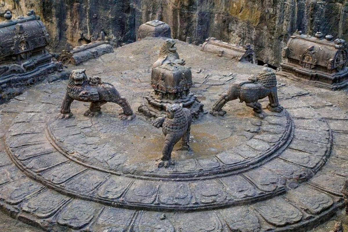 trijų dramblių statula ant akmeninio pagrindo