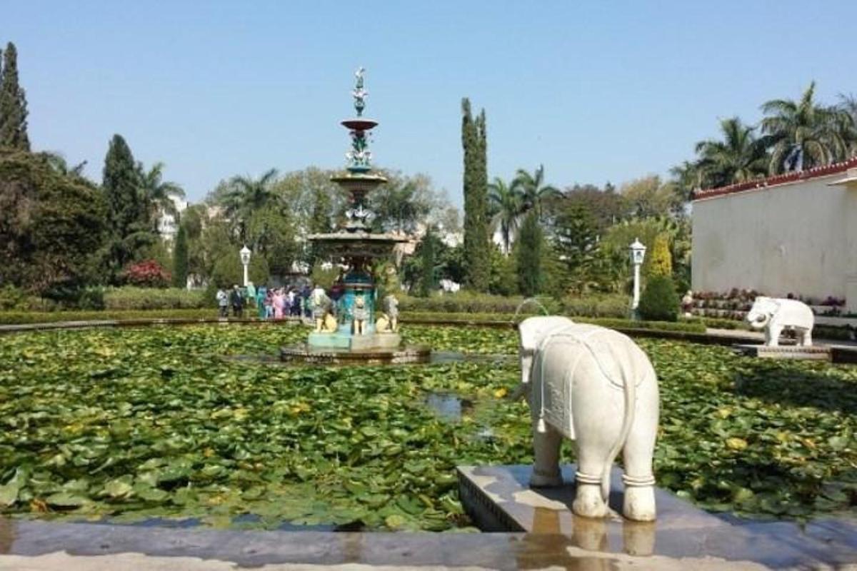 eine Elefantenstatue vor einem Brunnen