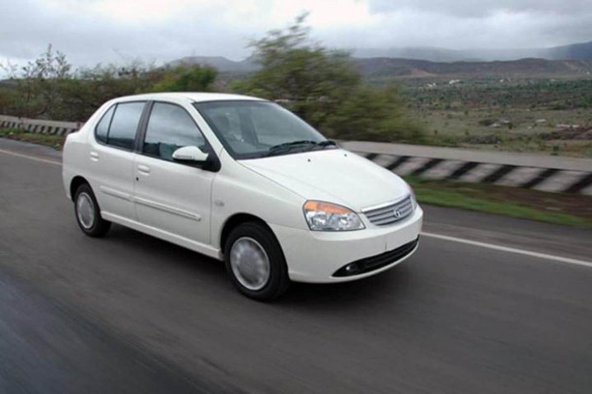 um carro branco está dirigindo em uma rodovia