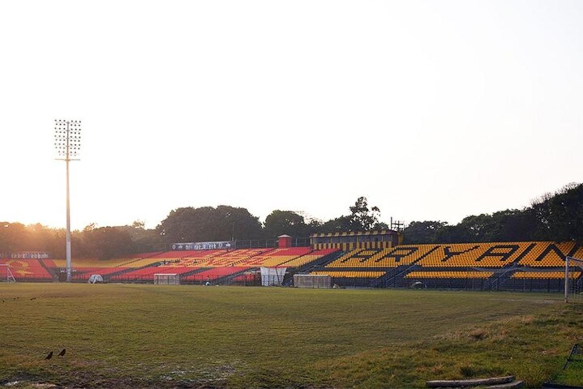 egy futballpálya és egy stadion látványa