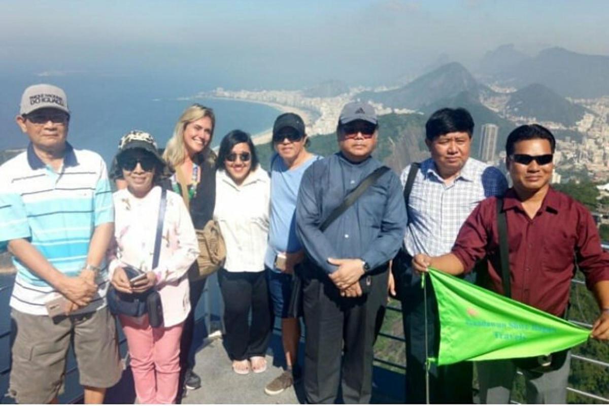 un gruppo di persone in posa per una foto su una montagna