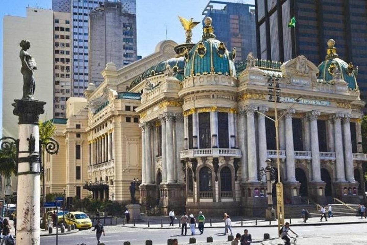 un grande edificio con persone che camminano davanti ad esso
