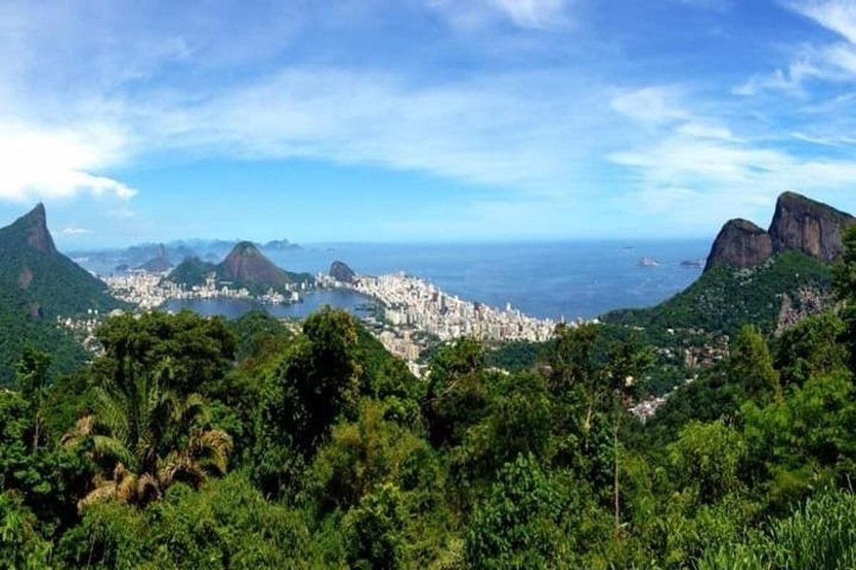 una vista sulle montagne con l'oceano e una città