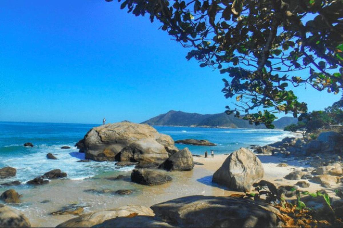 ein Strand mit Felsen und Menschen am Strand