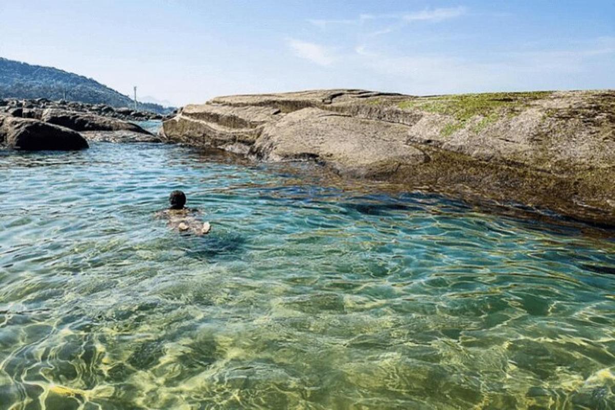 eine Person, die in einem Gewässer schwimmt