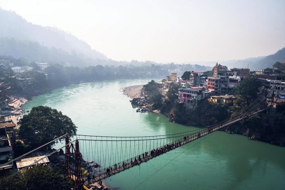 un ponte sospeso sopra un fiume in una città