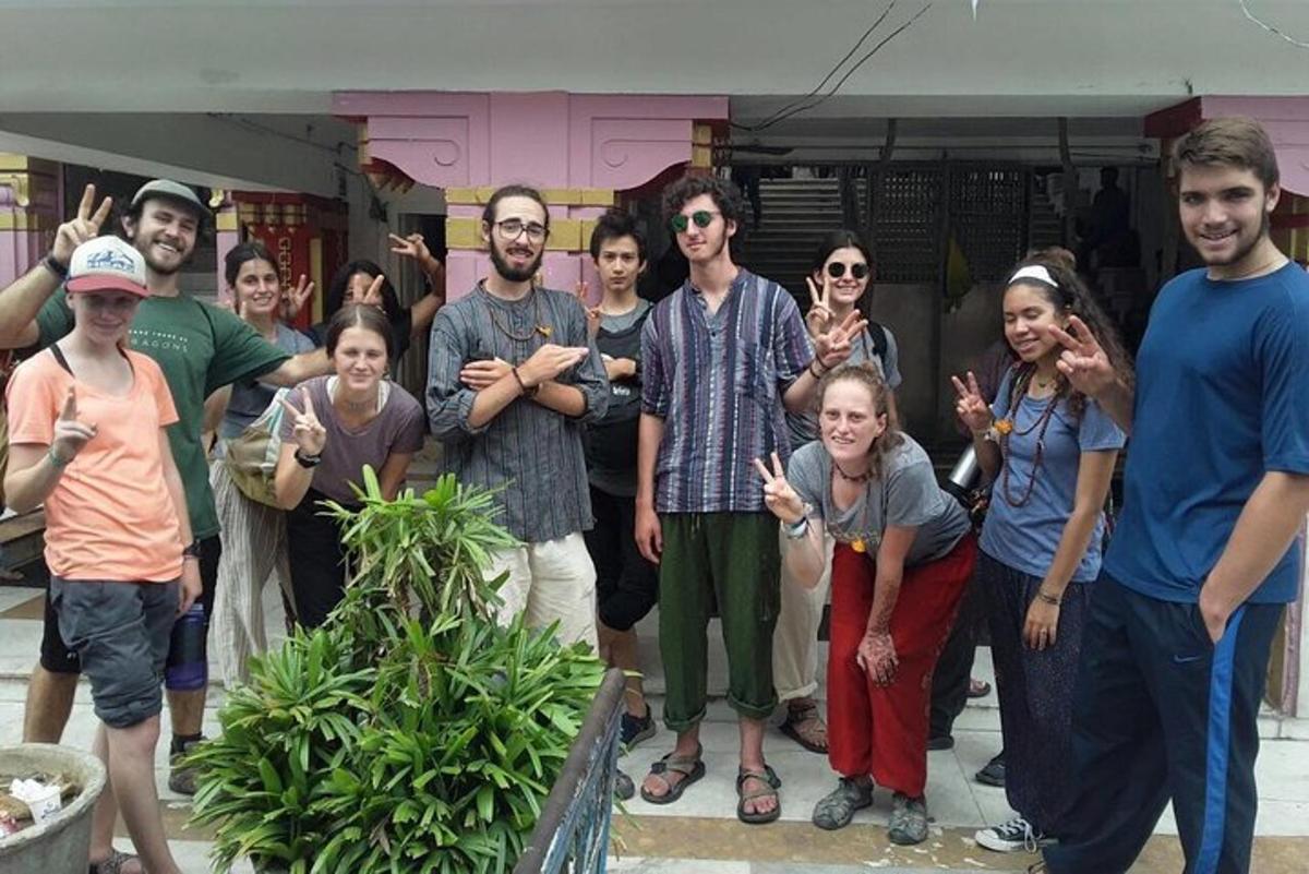 un gruppo di persone in posa per una foto davanti a una casa