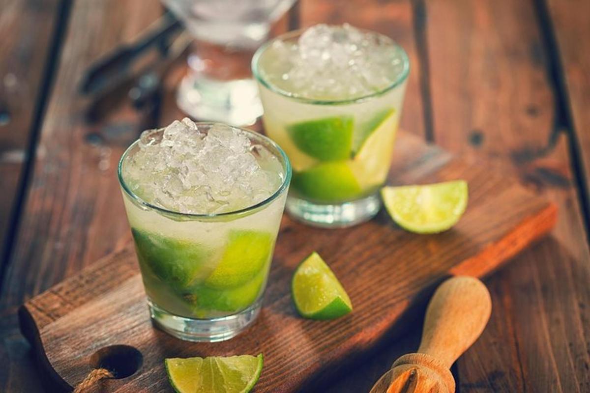 kaksi cocktailia puupöydällä limeviipaleilla