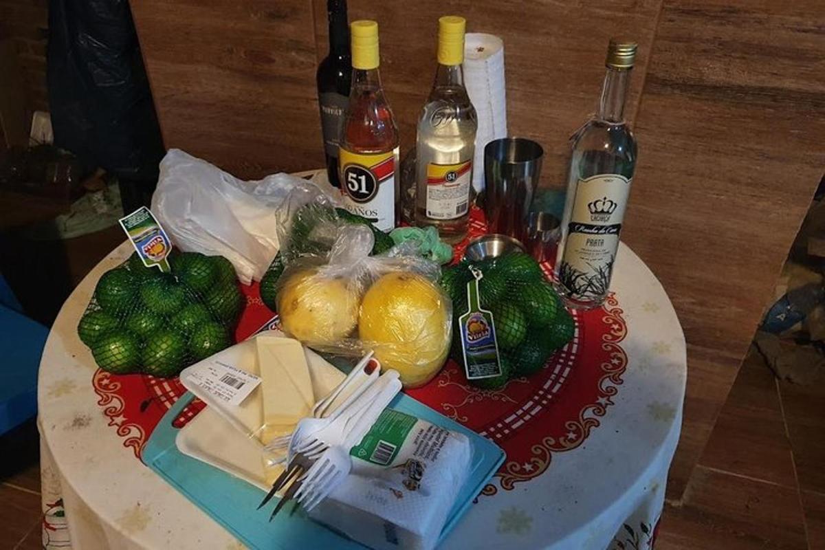 pöytä, jolla on ruokaa ja viinipulloja