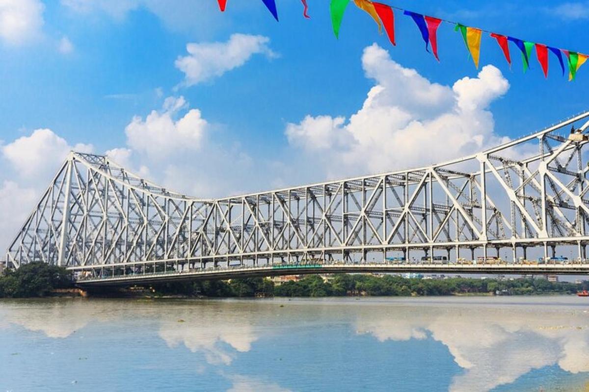 велики мост преко воде са заставама на њему