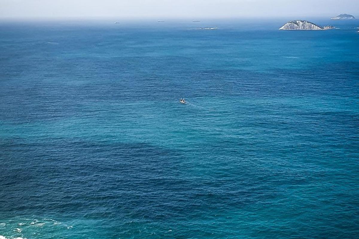 海の水の中にいる人