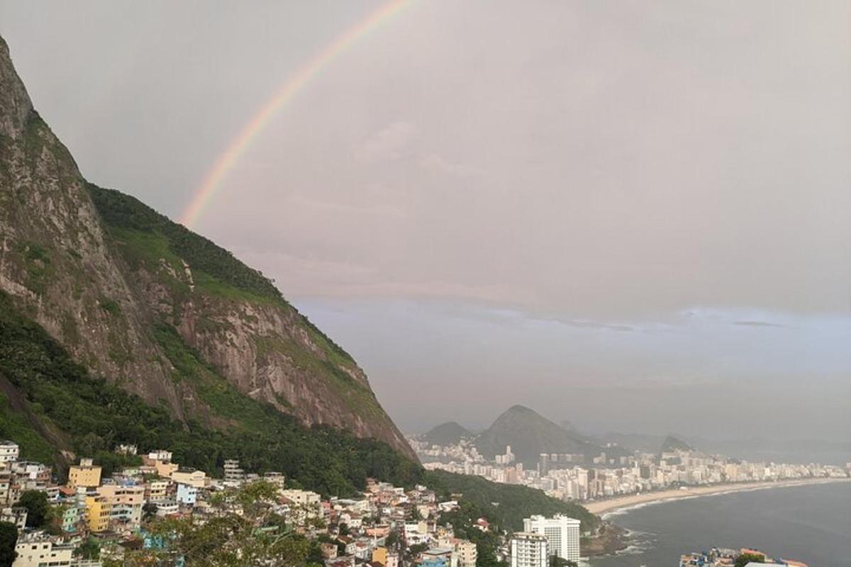 um arco-íris no céu sobre uma cidade e o oceano