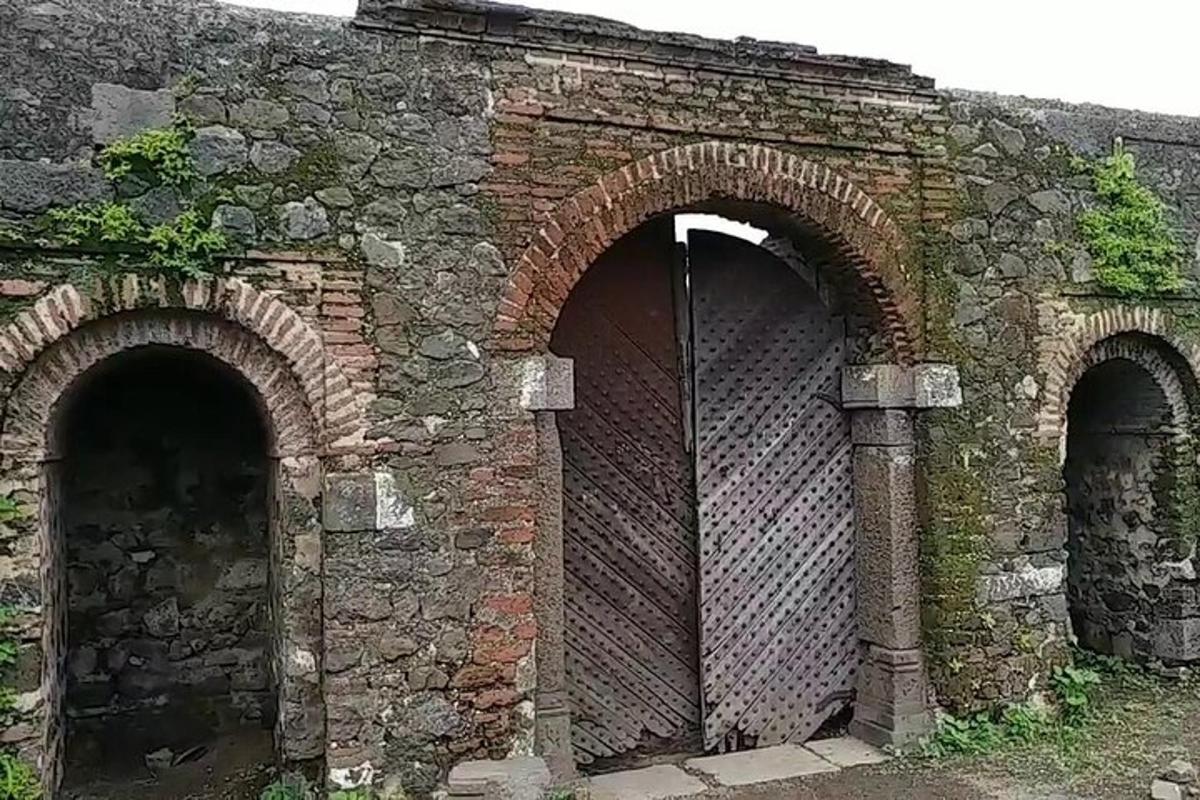 an old brick building with two arches on it