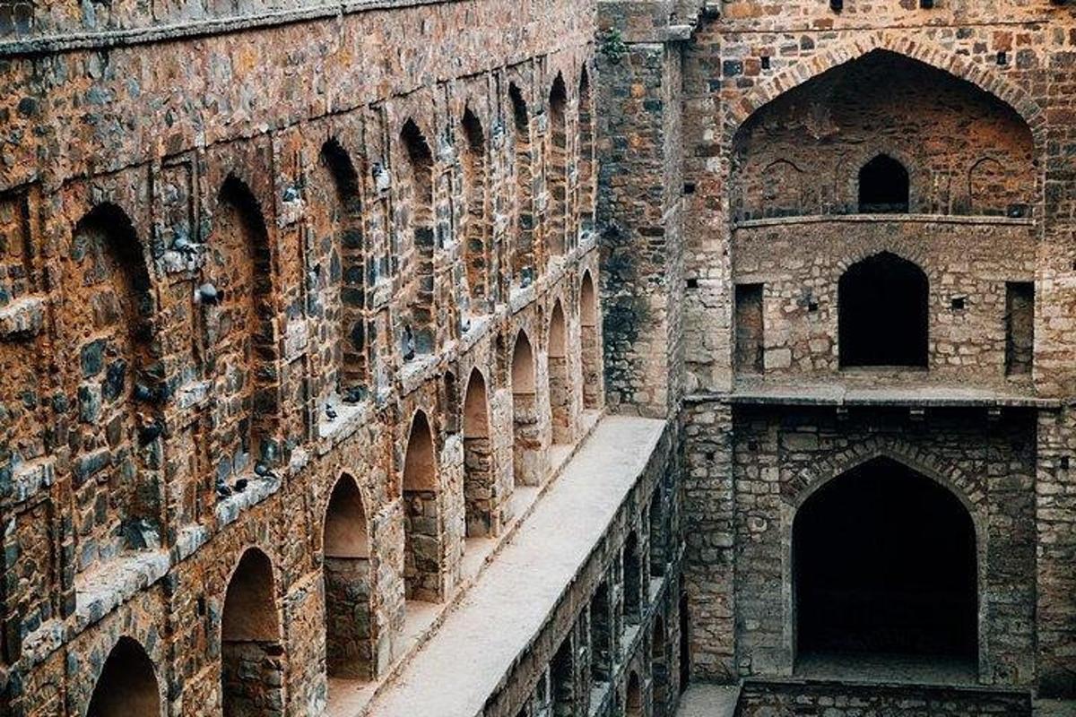 アーチのある大きなレンガ造りの建物