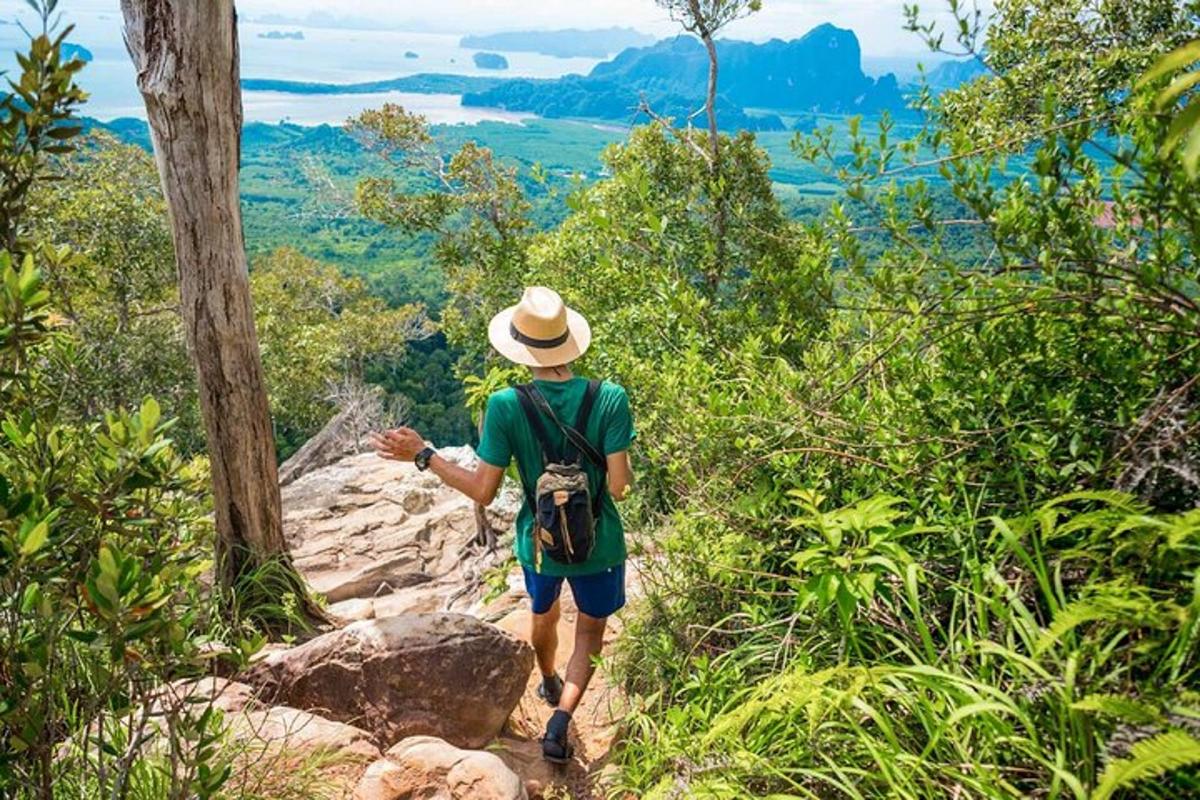 um homem caminhando em uma trilha com um chapéu
