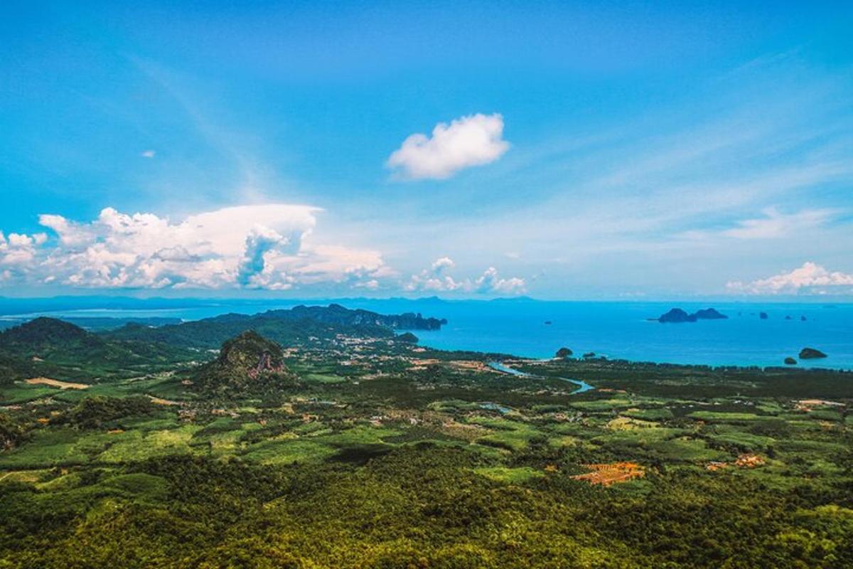 uma vista aérea do oceano e de uma cidade