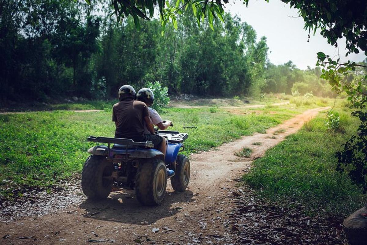 dwie osoby jadące na motocyklu po drodze gruntowej