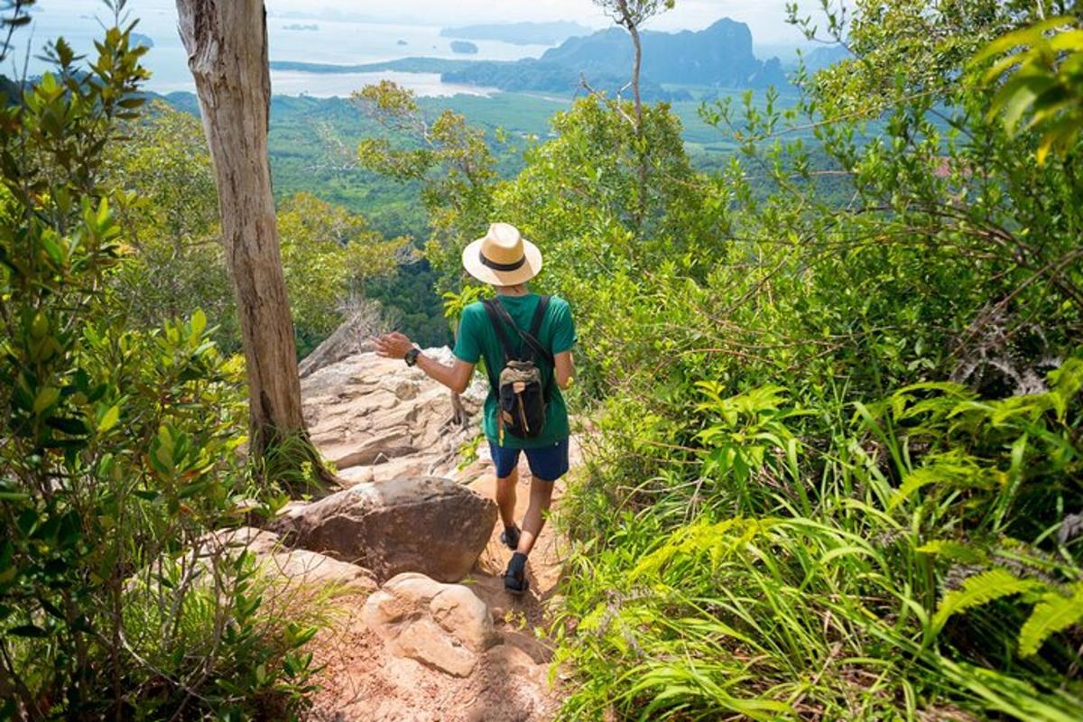 um homem caminhando por uma trilha com uma mochila