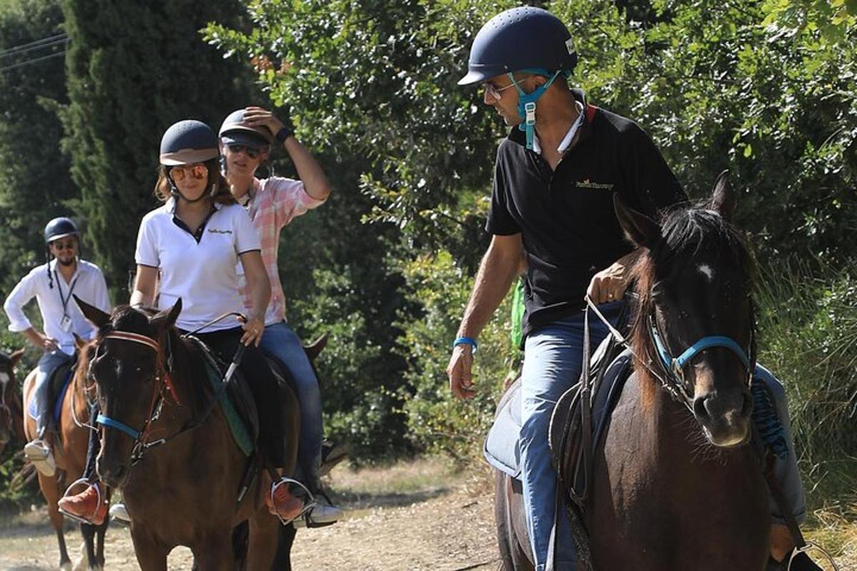 un gruppo di persone a cavallo