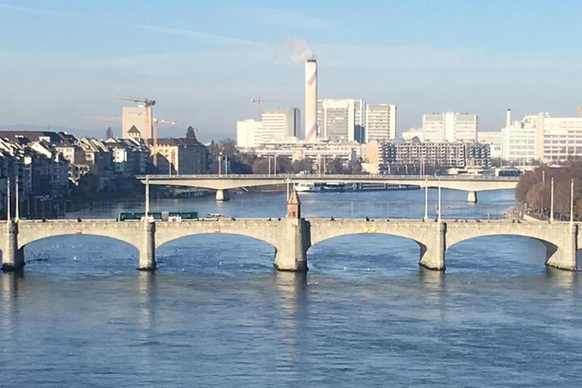 eine Brücke über einen Fluss mit einer Stadt im Hintergrund