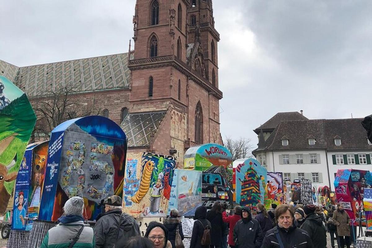 cilvēku pūlis stāv baznīcas priekšā