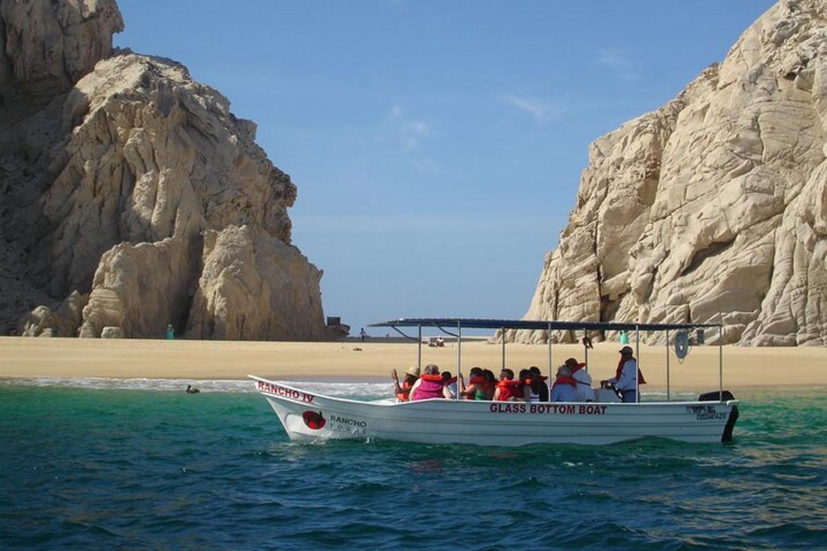un gruppo di persone su una barca in acqua