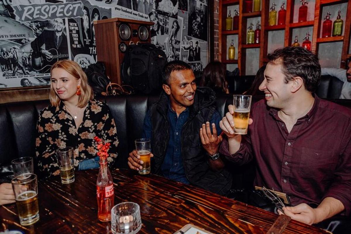 um grupo de pessoas sentadas em um bar bebendo cerveja